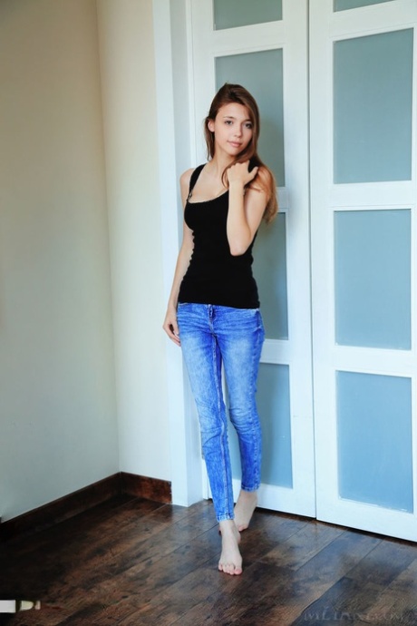 Симпатичная молодая Мила Азул снимает нижнее белье, чтобы поласкать большие сиськи и широко раздвинуть задницу картинка 1