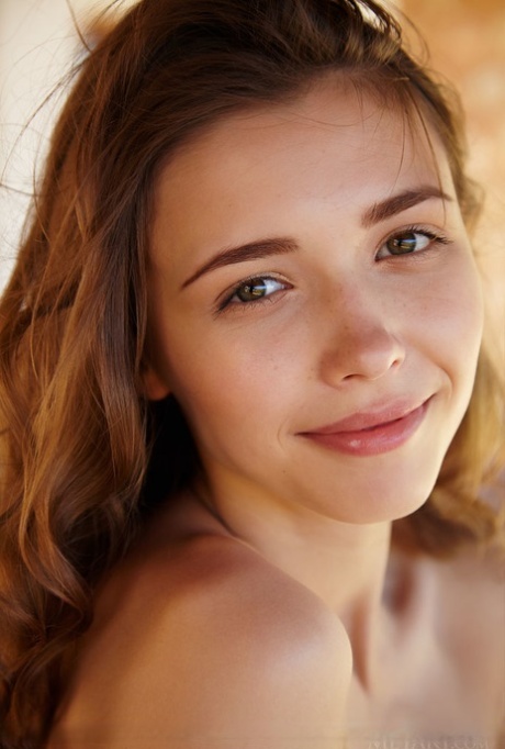 Худенькая девушка Мила Азул снимает свое платье, чтобы позировать обнаженной на столе для пикника картинка 8