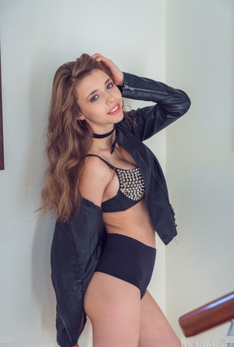 Великолепная молоденькая Мила Азул снимает кожаную куртку, обнажаясь на каблуках картинка 2