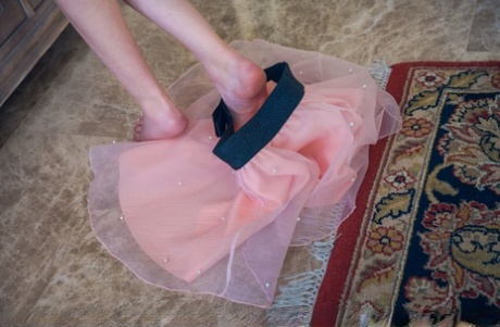 Симпатичная молоденькая Мила Азул обнажает свое сексуальное тело без одежды картинка 8