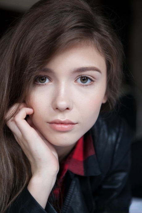 Неопытная девушка обнажает свои большие сиськи из прозрачного наряда на своей кровати картинка 1