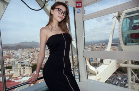 Молодая эротичная Мила в очках раздевается догола в витрине, показывая красивые сиськи картинка 2