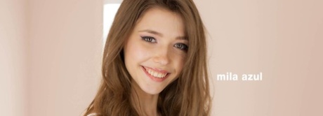 Эротичная красотка с большими сиськами и огромными сосками мастурбирует соло в прозрачных трусиках картинка 11