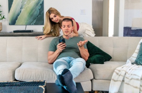 Молоденькая блондинка Молли Литтл служит столиком для своего сводного брата, прежде чем они трахнутся картинка 1