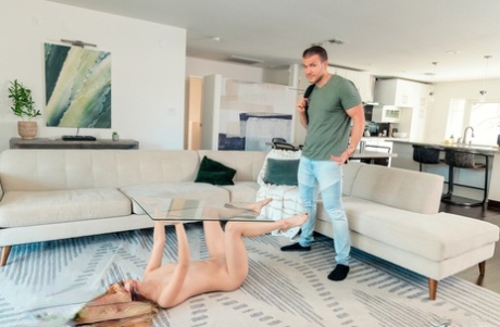 Молоденькая блондинка Молли Литтл служит столиком для своего сводного брата, прежде чем они трахнутся картинка 5