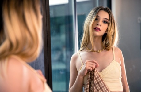 Горячая молоденькая Молли Литтл дразнит своего сводного брата, прежде чем трахнуть его картинка 9