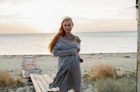 Едва законнорожденная блондинка Нэнси А полностью раздевается у океана картинка 5