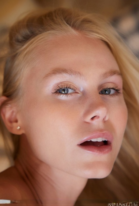 Красивая молоденькая блондинка Нэнси А полностью раздевается на Честерфилде картинка 18