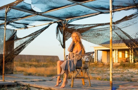 Едва законнорожденная блондинка Нэнси А полностью раздевается у океана картинка 4