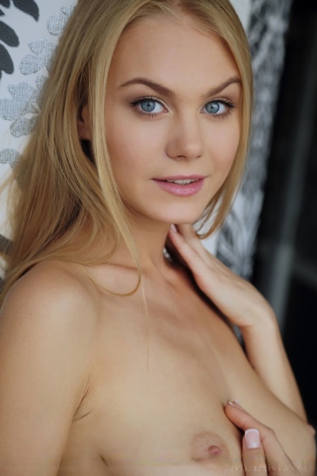 Десятилетняя девочка Нэнси А- это больше, чем просто симпатичное личико, так как у нее тоже есть красивые сиськи картинка 8