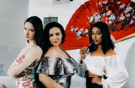 Наташа Найс и ее падчерица Хейзел Мур находятся с Ванессой Скай, девушкой картинка 1