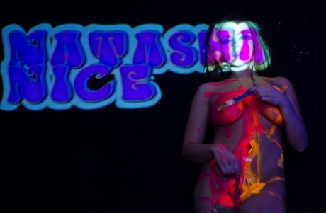 Соло-девушка Наташа Найс играет со своими большими сиськами под черным освещением картинка 8