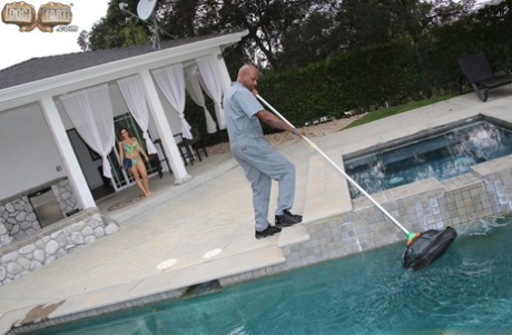 Грудастая брюнетка снимает свое бикини, чтобы заняться горячим межрасовым трахом и поеданием спермы картинка 1