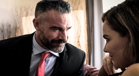 Грудастая молоденькая Наташа Найс участвует в жестком сексе сразу с двумя мужчинами картинка 2