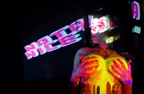 Соло-девушка Наташа Найс играет со своими большими сиськами под черным освещением картинка 13