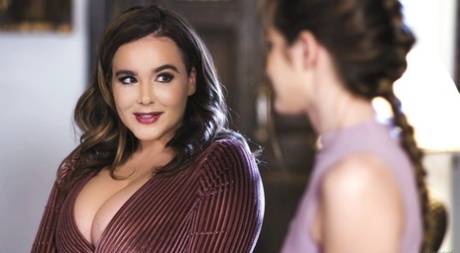 Молодая девушка и ее грудастая мачеха участвуют в лесбийском сексе на кровати картинка 3