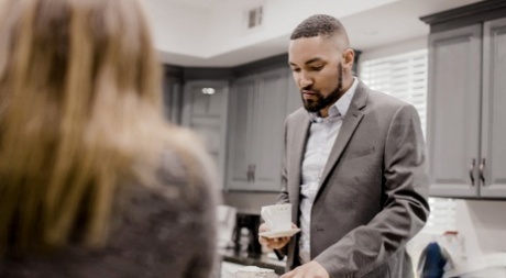 Молоденькая Наташа Найс с большой грудью трахается в жопу со своим черным сводным братом картинка 2