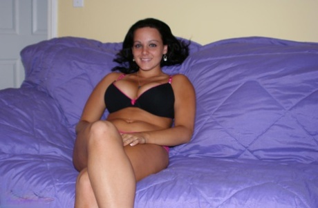 Любительница с большим сиськом Наташа раздвигает свои половые губы для съемки крупным планом картинка 1