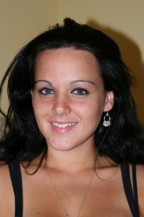 Брюнетка, впервые попробовавшая большие натуральные сиськи, прежде чем раздвинуть свою узкую щелочку картинка 1