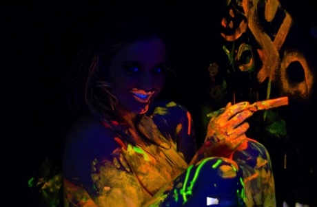 Соло-девушка Наташа Найс играет со своими большими сиськами под черным освещением картинка 15