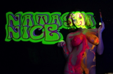 Соло-девушка Наташа Найс играет со своими большими сиськами под черным освещением картинка 7