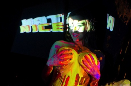 Соло-девушка Наташа Найс играет со своими большими сиськами под черным освещением картинка 14