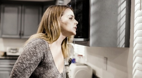 Молоденькая Наташа Найс с большой грудью трахается в жопу со своим черным сводным братом картинка 4