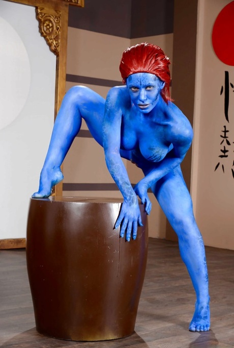 Рыжеволосая фетишистка Николь Энистон выставляет напоказ большие голые сиськи в краске для тела картинка 13