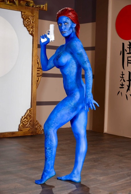 Рыжеволосая фетишистка Николь Энистон выставляет напоказ большие голые сиськи в краске для тела картинка 2