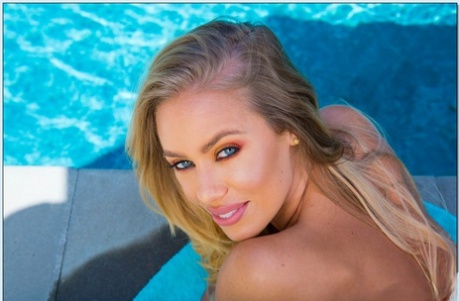 Привлекательная блондинка Николь Энистон снимает свое бикини у бассейна картинка 14