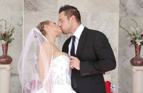 Групповая вечеринка после свадьбы с сексуальными мамочками Джулией Энн и Николь Энистон картинка 1