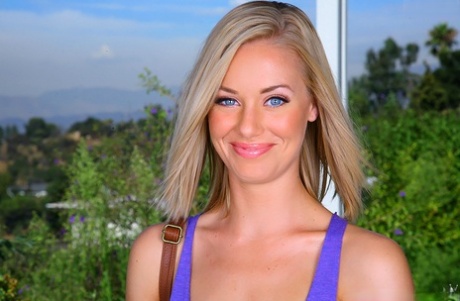 Божественно красивая блондинка Николь Энистон трет свою мокрую киску картинка 1