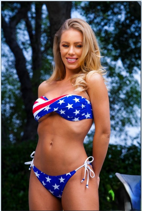 Привлекательная блондинка Николь Энистон снимает свое бикини у бассейна картинка 1