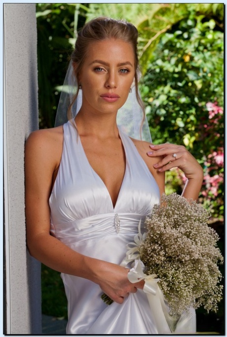 Потрясающая невеста в чулках избавляется от своего платья и нижнего белья картинка 1