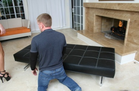 Грудастая милфа Никки Бенц получает большой член в свою жаждущую киску картинка 1