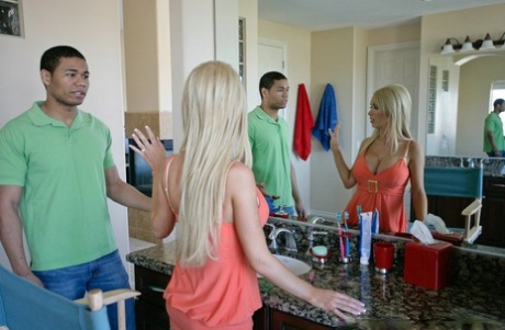 Мамочки с большими сиськами Никки Бенц и Девон соблазняют парня с огромным членом картинка 1