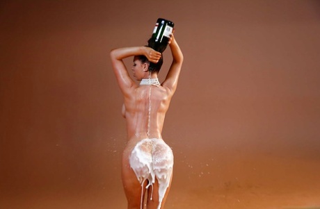 Чувственная милфа Никки Бенц пьет шампанское, как порнозвезда! картинка 6