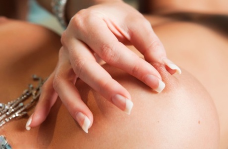 Большегрудые Никки Бенц и Рэйчел Шайн с большими сиськами сосут, прихлебывают, теребят пальцами картинка 4