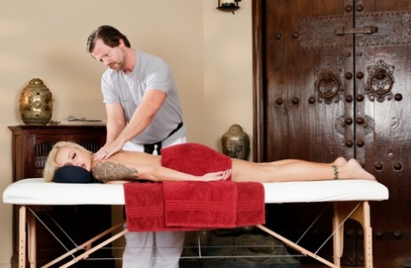 Горячая блондинка Нина Элль занимается сексом со своим массажистом после чувственного массажа картинка 5