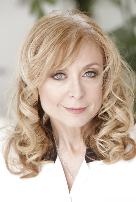 Зрелая мегера Нина Хартли избавляется от своего парадного платья и кружевного нижнего белья картинка 1