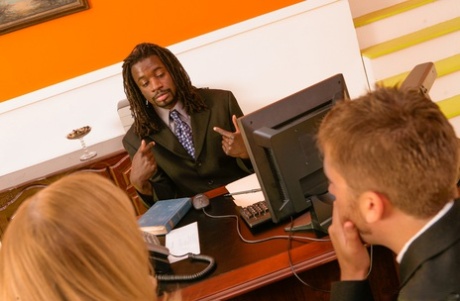 Горячая зрелая Нина Хартли на высоких каблуках сверкает горячей юбкой в трусиках в офисе картинка 13