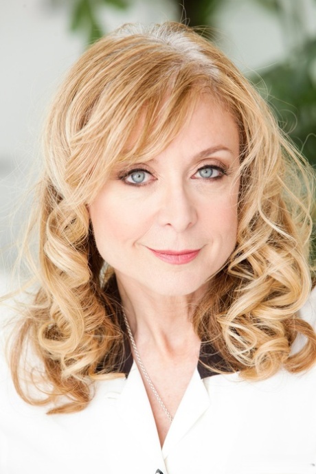 Классическая зрелая леди Нина Хартли трахается пальчиком после раздевания до прозрачных нейлоновых чулок картинка 1