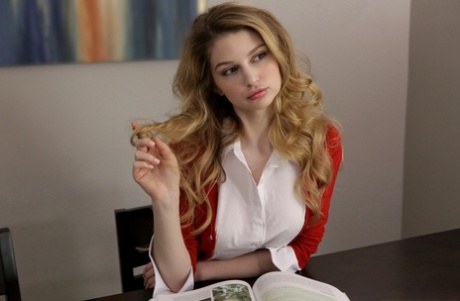 Грудастую школьницу трахает студент мужского пола, пока подруга наблюдает картинка 2