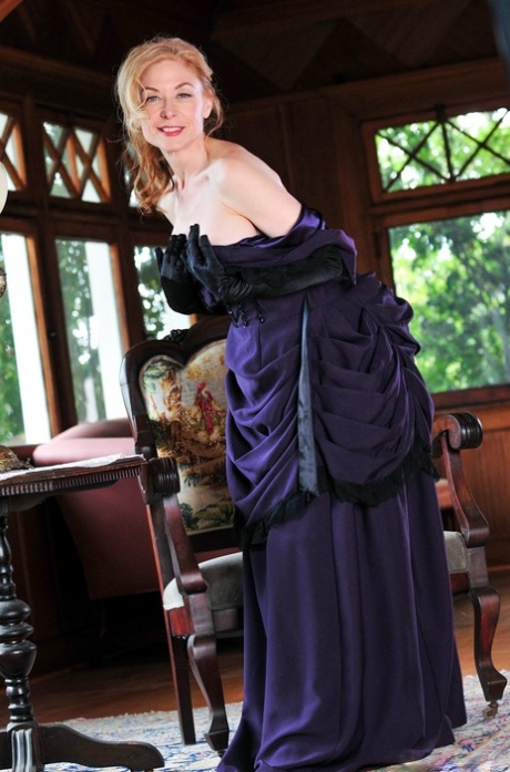 Возбужденная зрелая леди заставляет молодую девку раздеться догола для горячего лесбийского поддразнивания картинка 1