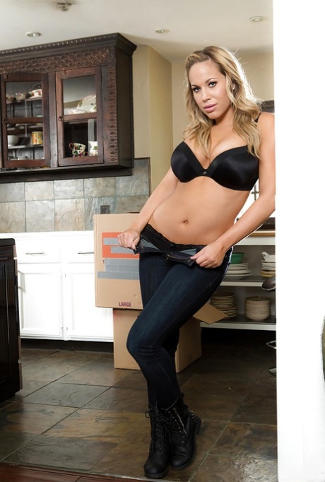 Блондинка-одиночка Оливия Остин обнажает большую грудь порнозвезды на кухне картинка 1