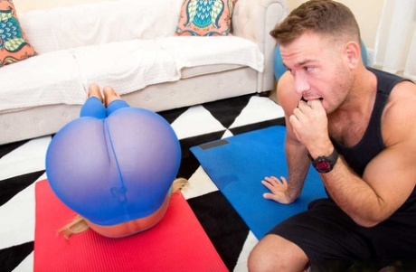 Горячая пума Оливия Остин соблазняет чувака в своей облегающей одежде для йоги картинка 3