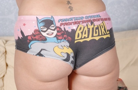 Соблазнительная любительница с сексуальными ножками раздевается и раздвигает свою киску картинка 3