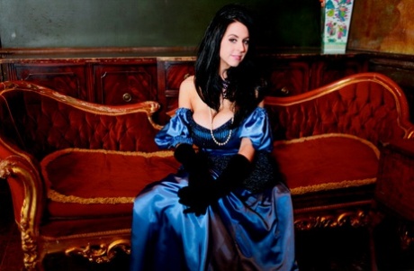 Лесбийские порнозвезды Луиза Дженсон и Пейдж Турнах целуются в старинной одежде картинка 1