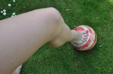 Британка Пиаже Турна лижет и сосет собственные пальцы ног на лужайке картинка 4