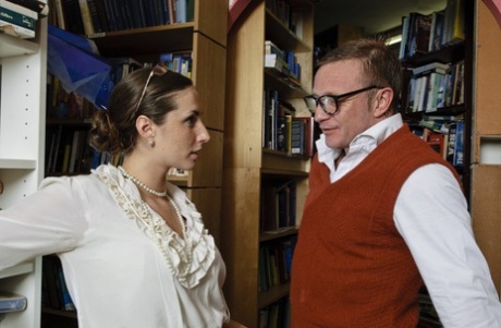 Пейдж Тернах с большой попой вылизывает свою пизду и трахается в библиотеке картинка 1